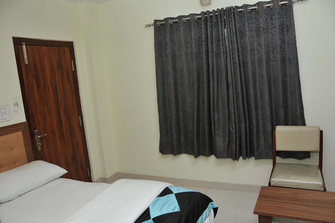 Hotel Pasupala Grand Anantapur Eksteriør bilde